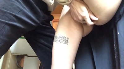 Spuit in die skoolbadkamer, 'n regte skuimende orgasme - my onderwyser het sy bes gedoen