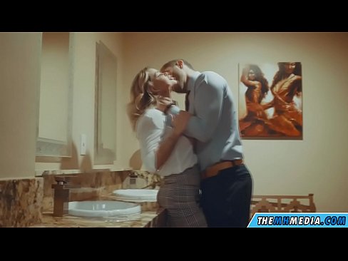 ❤️ Wanneer 'n rondborstige blondine jou in 'n openbare toilet verlei ❤ Fokvideo op af.josporn-com.ru ❤
